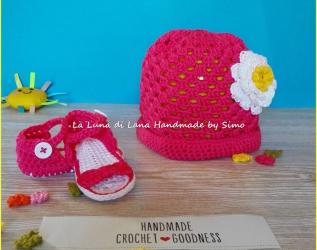  Cappello a uncinetto e sandali da bimba coordinati