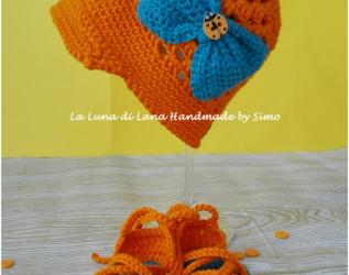 Cappellino a uncinetto con visiera e sandali coordinati in cotone per neonata