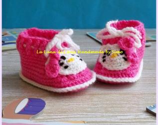 Scarpine a uncinetto per neonata ispirate a Hello Kitty