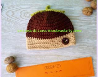 Cappellino a uncinetto da bambina a forma di nocciola