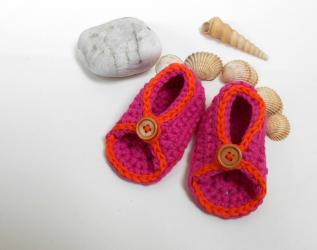 Sandaletti  all'uncinetto per Neonata arancione fucsia con bottoncino