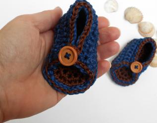 Sandaletti  all'uncinetto per Neonato in cotone baby blu e marrone con bottoncino