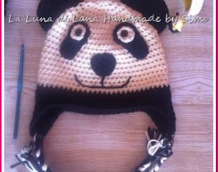Cappellino uncinetto per bambino o bambina a forma di panda.