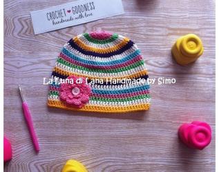 Cappellino da bambina a uncinetto, modello a righe,  perfetto per la mezza stagione