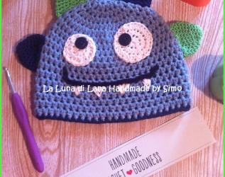 Cappellino per bimbo a uncinetto a forma di mostriciattolo