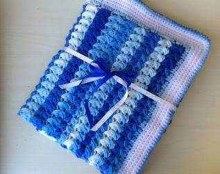 Copertina all'uncinetto, coperta per neonato in lana , copertina per carrozzina nei toni del blu, idea regalo per nascita, battesimo.
