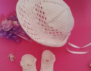 Cappello per battesimo a uncinetto e sandalini per bimba coordinati