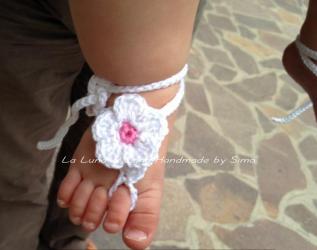 Sandalini a piedi nudi per neonata, fatti ad uncinetto