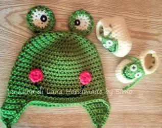 Cappellino e scarpine ad uncinetto per neonato a forma di ranocchio