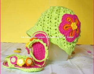 Cappellino con visiera ad uncinetto per bimba e infradito coordinate