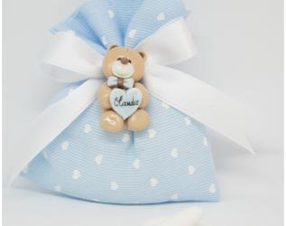 Sacchetto in cotone rigato azzurro con cuoricini bianchi e orsetto con calamita in pasta di mais. Bomboniera unica e interamamente fatta a mano