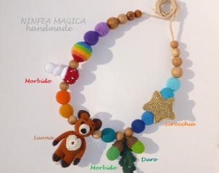 Collana da allattamento e dentizione, l'accessore da babywearing con elementi sensoriali