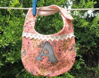 Baby bib, bavagliolo per neonato,  morbido e fresco cotone a scelta tra fiori, pois, righine con la lettera del nome personalizzata