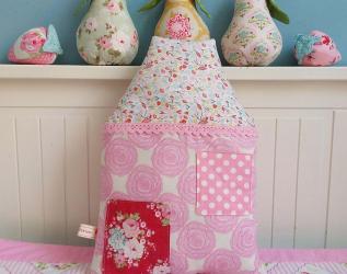 Cuscino a forma di casetta per bambini