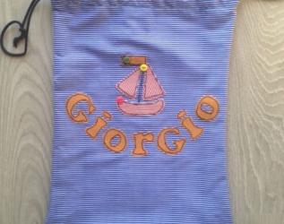 Sacca per l'asilo con applique di una barchetta che veleggia felice, cotone navy blu, ideale per contenere il cambio per l'asilo dei piccoli