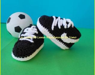 scarpine per neonato a uncinetto stile nike