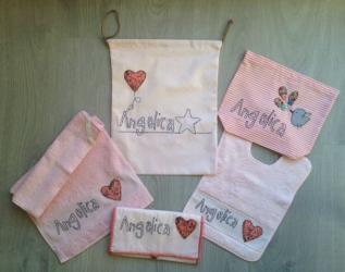 Set per l'asilo per la scuola: sacca decorata , nome e colori personalizzabili, bavaglia colorata con applique, porta bavaglio , astuccio porta cambio e asciugamano