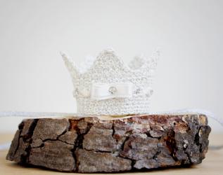 Piccola coroncina bianca con strass per bambina. Fascia per capelli coroncina bianca per neonata