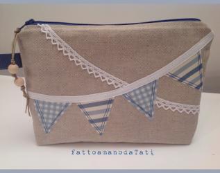 Bustina in cotone tinta naturale con bandierine azzurre 