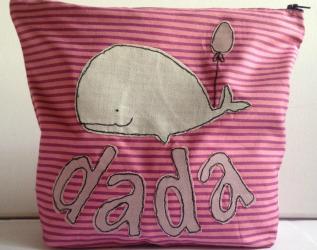 Pochette per bambine da viaggio con il nome personalizzabile: puo'contenere il cambio del neonato cosi come i giochi delle bambine