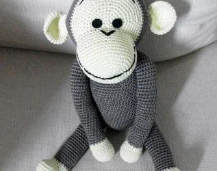 Ernesto, la scimmietta amigurumi. Idea regalo per bambini.