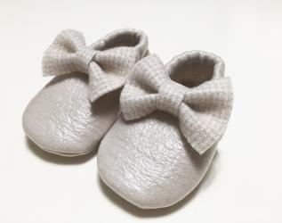 MOCASSINI in simil pelle dorata con interno e fiocco in trama piedipull per neonati/e e bambini/e