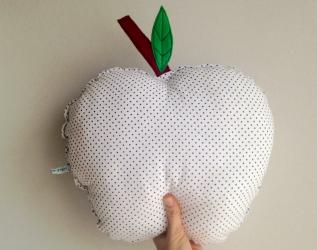 Cuscino a pois blu su 100% cotone bianco, inserto in feltro, ideale per la camera dei bambini 01.