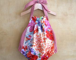 Pagliaccetto per bambina in cotone organico, prendisole in cotone fantasia di fiori vintage e quadratini rossi.