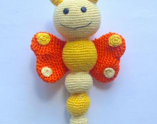 Sonaglino farfalla amigurumi arancione e gialla, morbida e tenera, fatta a mano all'uncinetto
