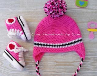 Cappellino e scarpine per neonata in stile Converse, fatto a uncinetto.