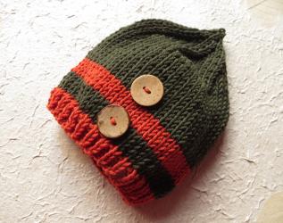 Cappello Bimbo con bottoni in legno