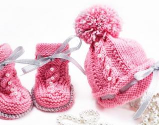 Berretto e stivaletti neonata, set cappellino e scarpine in pura  lana merino di colore rosa cofetto lavorati a maglia. Berretto e stivaletti ai ferri pre regalo nascita, corredino 