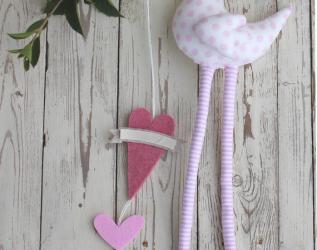Cicogna dalle gambe lunghe e cuore per annuncio nascita femminuccia
