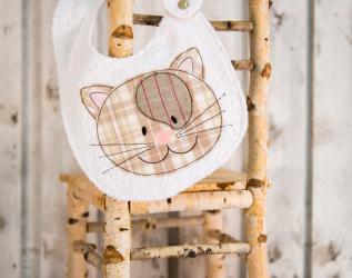bavaglino ricamato con gattino