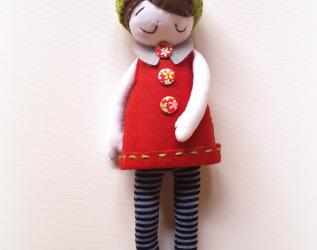 Bambola in tessuto e feltro, bambola con cappello crochet, bambola tessile, pupazzo in feltro, bambola artistica, collezionabile