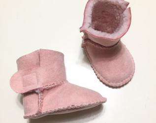 STIVALETTO in SIMIL PELLE scamosciato color rosa con interno in morbida pecorella sintetica bianca per neonato/a