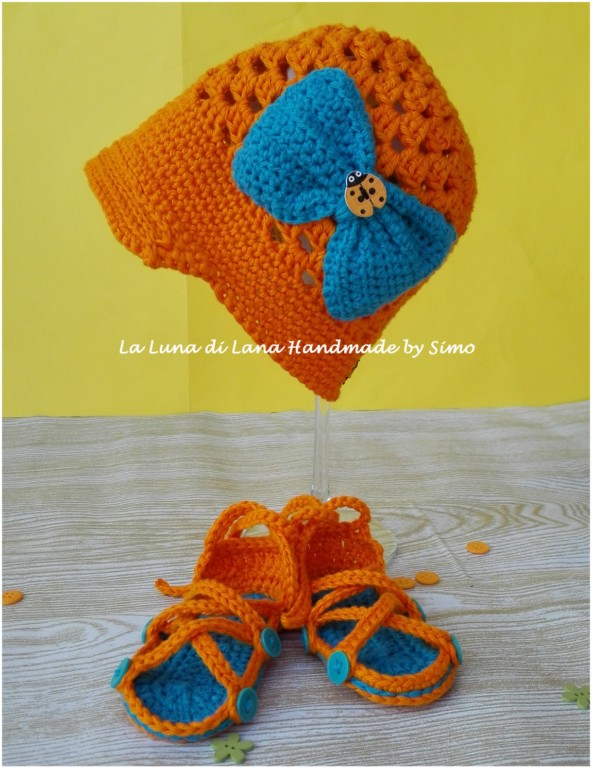 Cappellino a uncinetto con visiera e sandali coordinati in cotone per  neonata