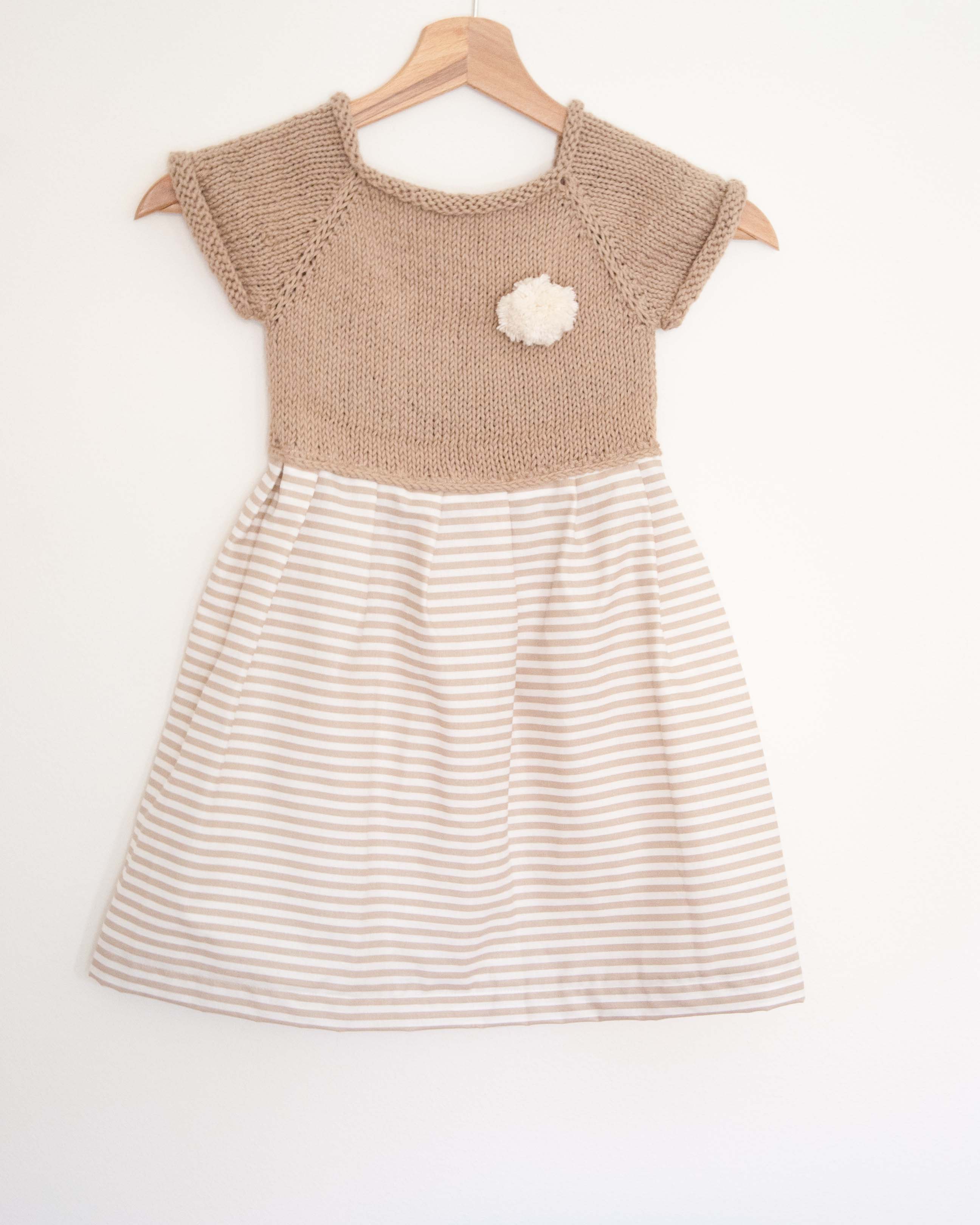Vestito bambina per la primavera con spilla pon pon, corpetto ai ferri e  gonan a righe in cotone