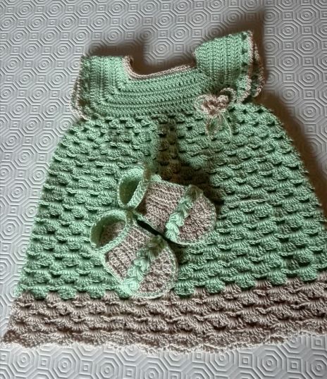 Vestitino e scarpette bimba in cotone verde pastello e ecru'