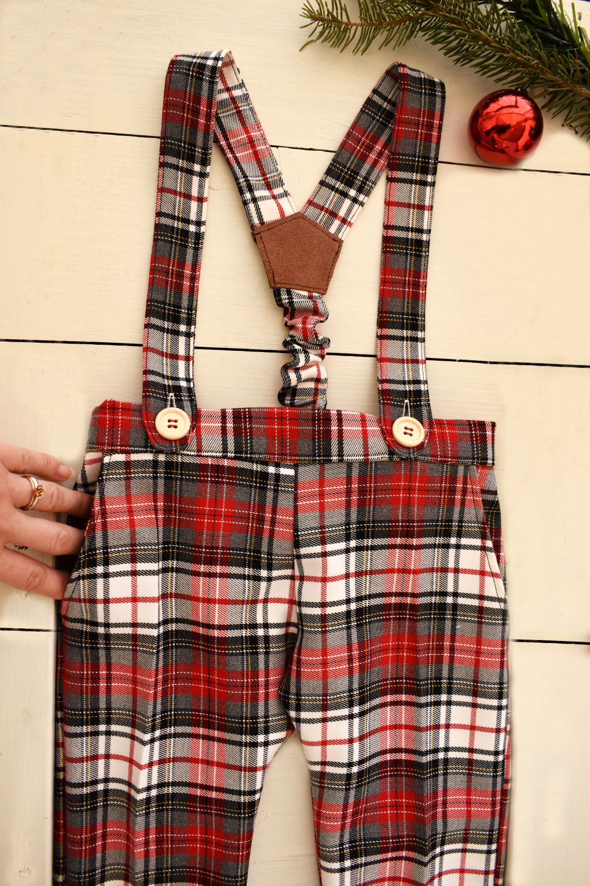 Pantaloni con bretelle scozzesi