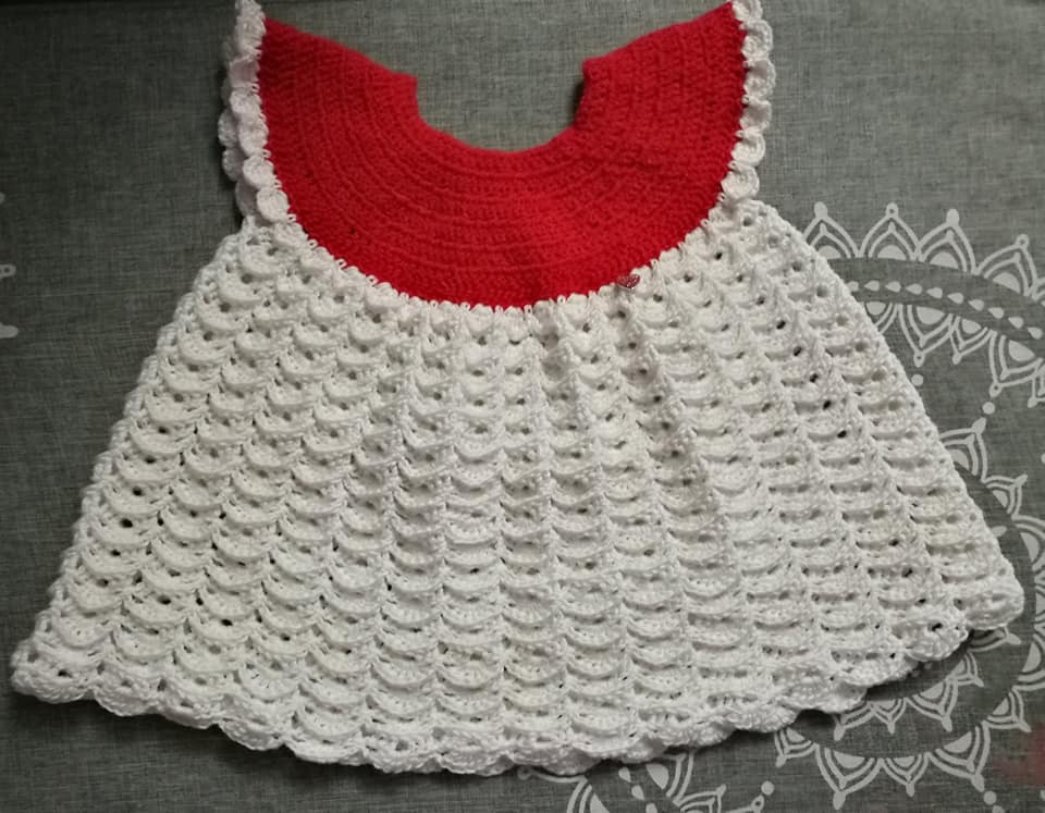 VESTITINO BAMBINA FATTO A UNCINETTO