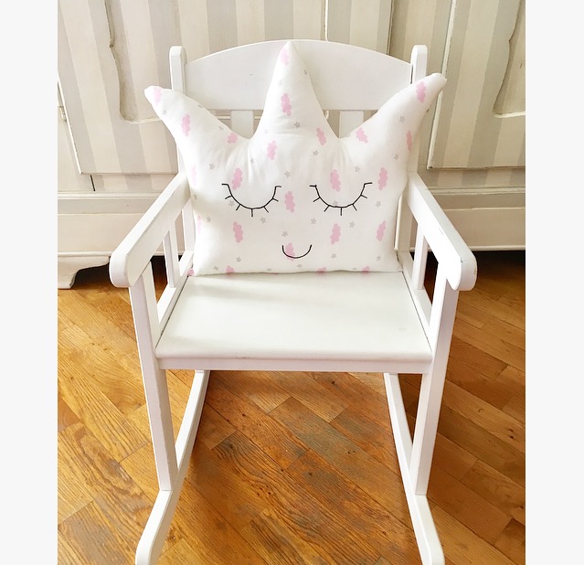 Set di 2 cuscini decorativi per neonate e bambine, motivo stella pelosa bianca con simpatico viso addormentato ricamato e soffice pelliccia sintetica rosa, morbidi e soffici, per culla o camera da