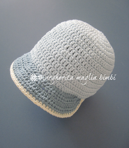 Cappellino neonato/cappello bambino con visiera fatto a mano - uncinetto -  cotone celeste
