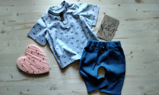 OUTFIT DA BAMBINO IN MUSSOLA DI COTONE PER IL PANTALONE E COTONE 100% PER LA CAMICIA POLO CON STAMPA AEREI