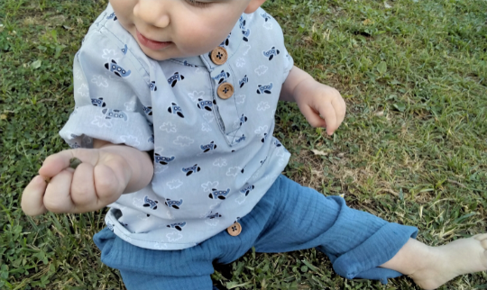 Outfit da bambino con Camicia e Pantalone in Mussola e Cotone. Stampa aereo e color blu cobalto per il pantalone. Handmade