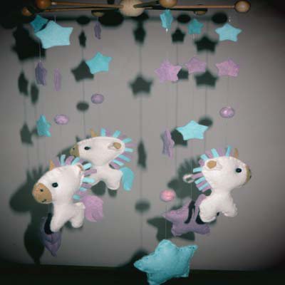 baby mobile unicorni