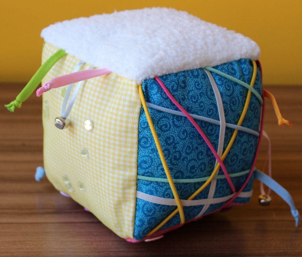 Cubo Sensoriale con sonaglio