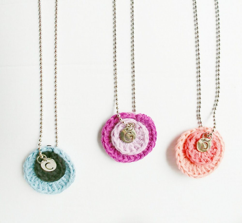 Collana Iniziale uncinetto Festa della Mamma idea regalo