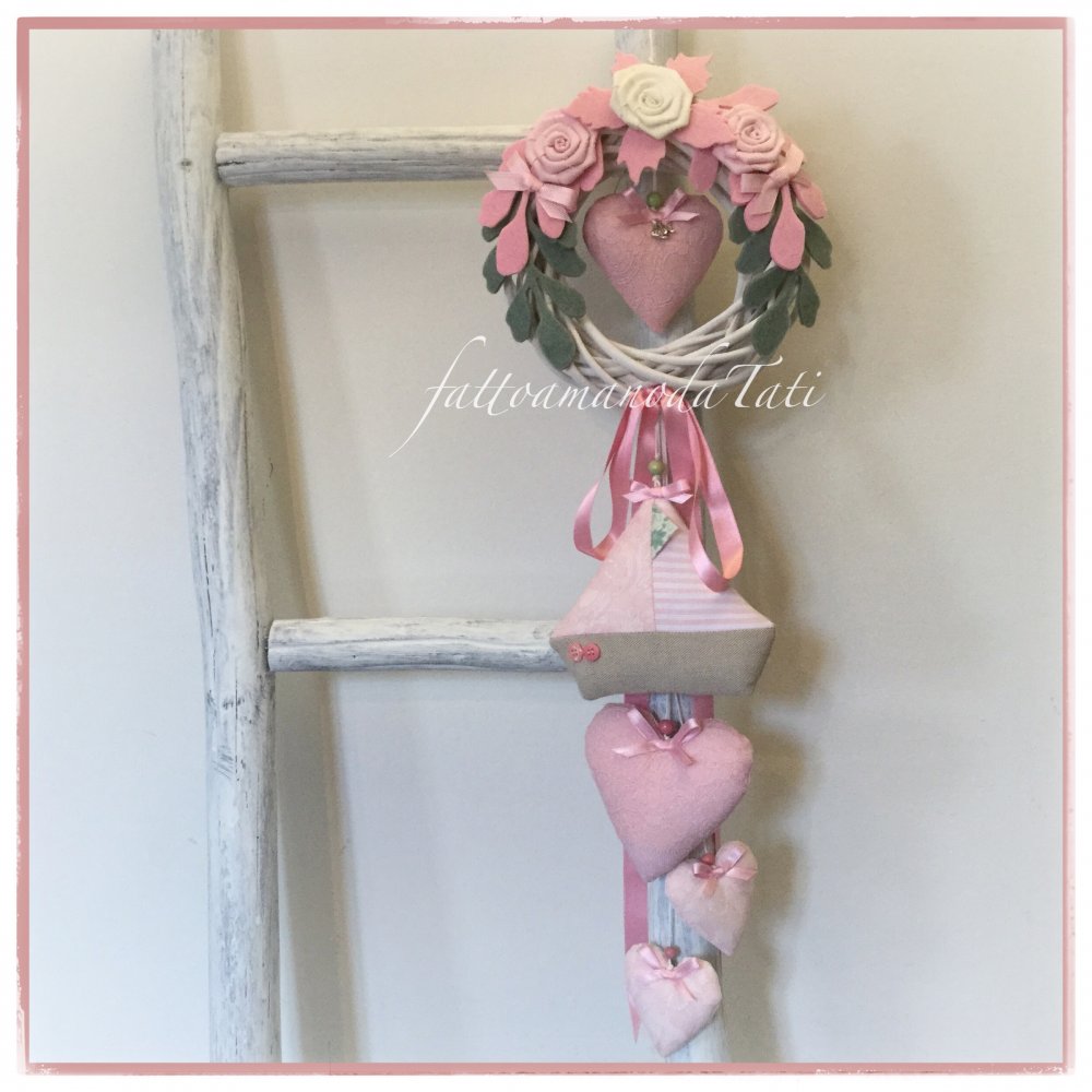 Fiocco nascita in viticcio con roselline, barchetta e 4 cuori rosa con pizzo