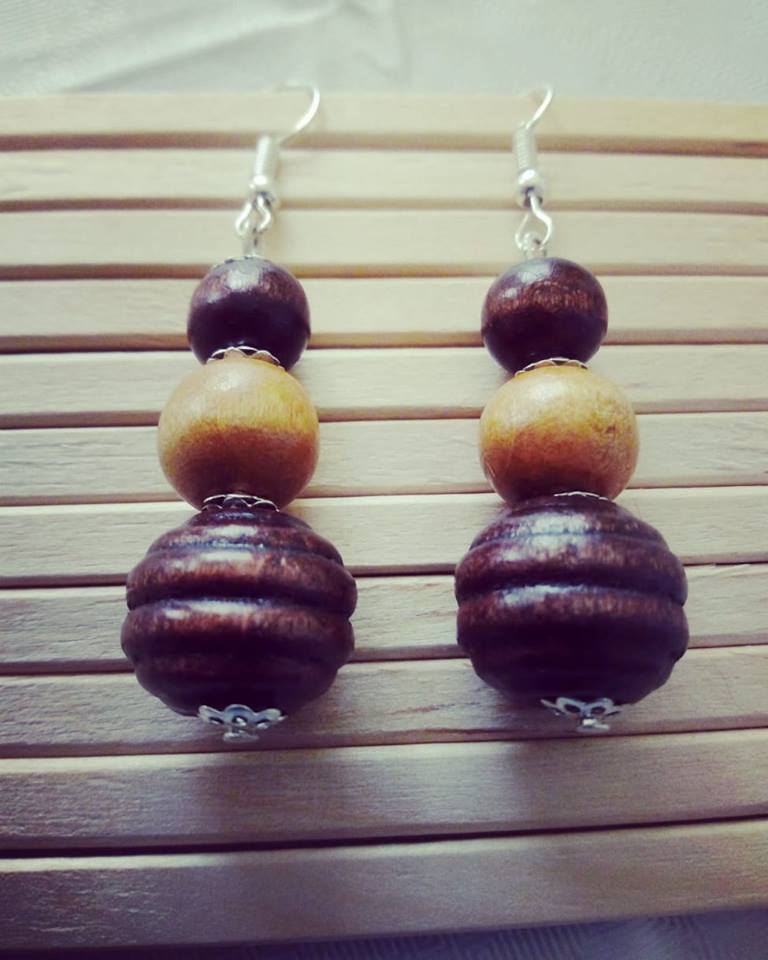 orecchini  con perle in legno